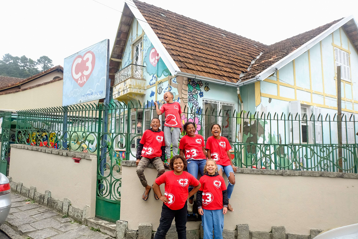 Crianças na sede do C3